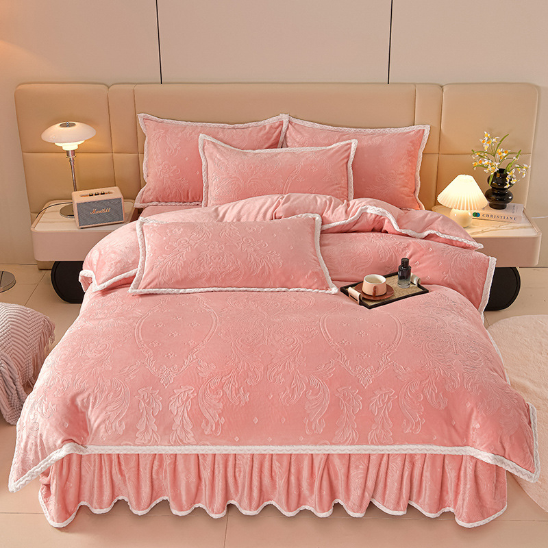 Četru daļu gultas svārku komplekts no piena velūra, šujums, vienkrāsains raksts, svars 4000–4500 g