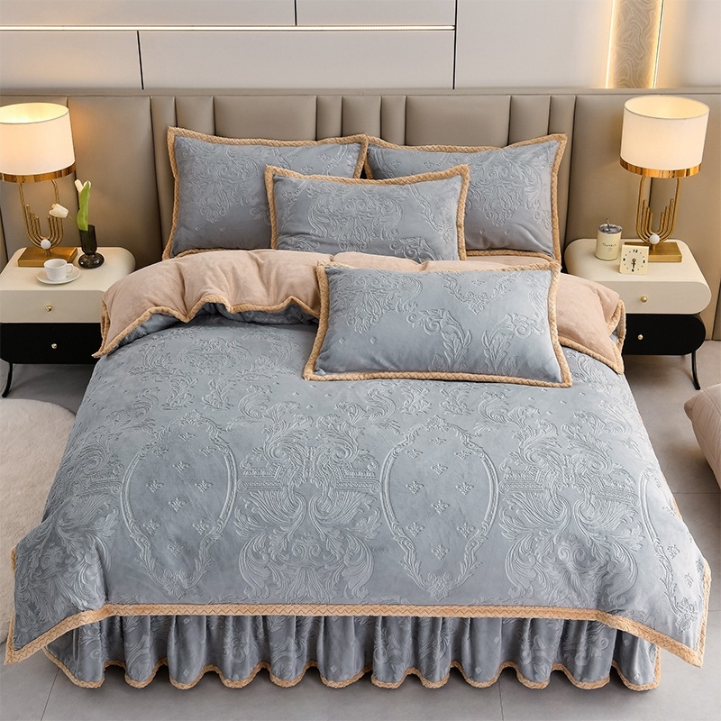 Četru daļu gultas svārku komplekts no piena velūra, šujums, vienkrāsains raksts, svars 4000–4500 g