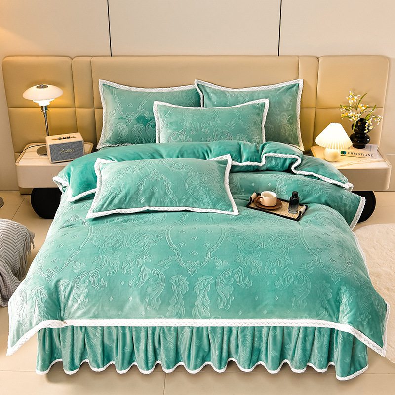 Četru daļu gultas svārku komplekts no piena velūra, šujums, vienkrāsains raksts, svars 4000–4500 g