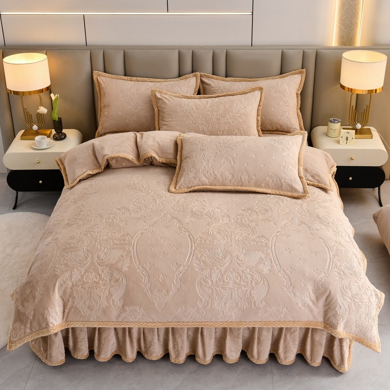 Četru daļu gultas svārku komplekts no piena velūra, šujums, vienkrāsains raksts, svars 4000–4500 g