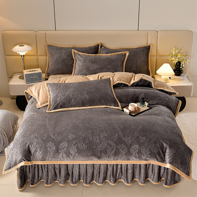 Četru daļu gultas svārku komplekts no piena velūra, šujums, vienkrāsains raksts, svars 4000–4500 g