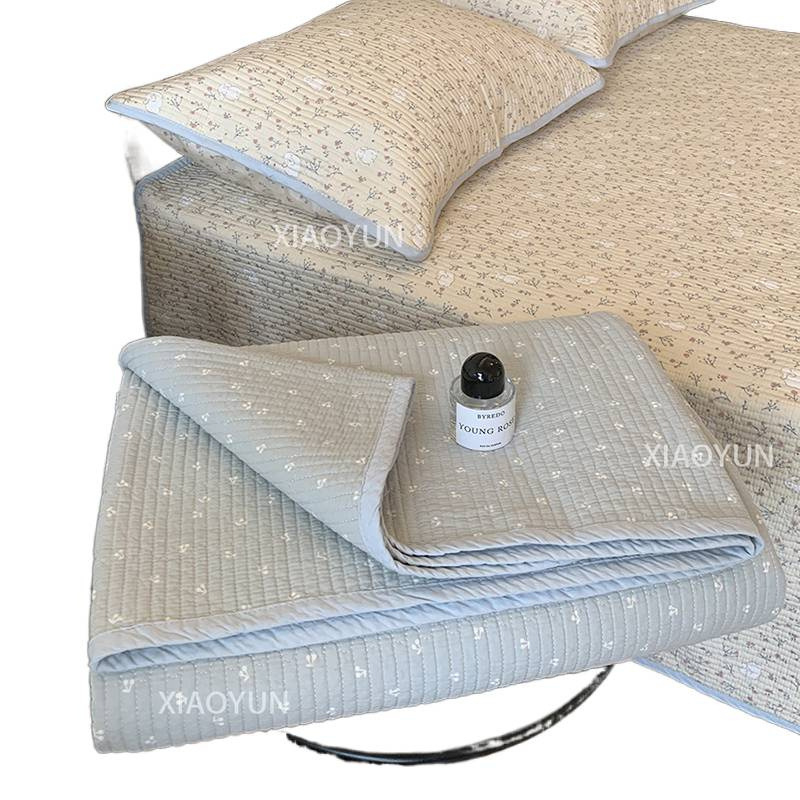 Kokvilnas tatami gultas pārklājuma komplekts, trīs vienības, svītrainas, Twill audums, reaktīvā drukāšana un krāsošana, mīksts pretslīdēšana, biezināts