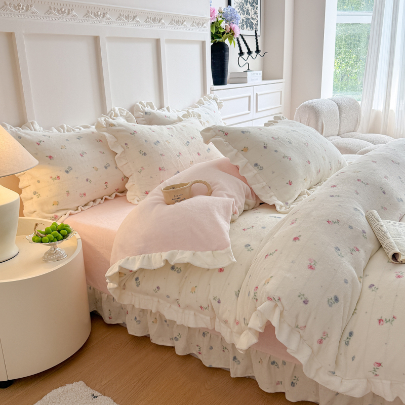 Milk velvet gultas veļas komplekts - Franču princeses stils, četrdaļīgs komplekts, ziedu raksts