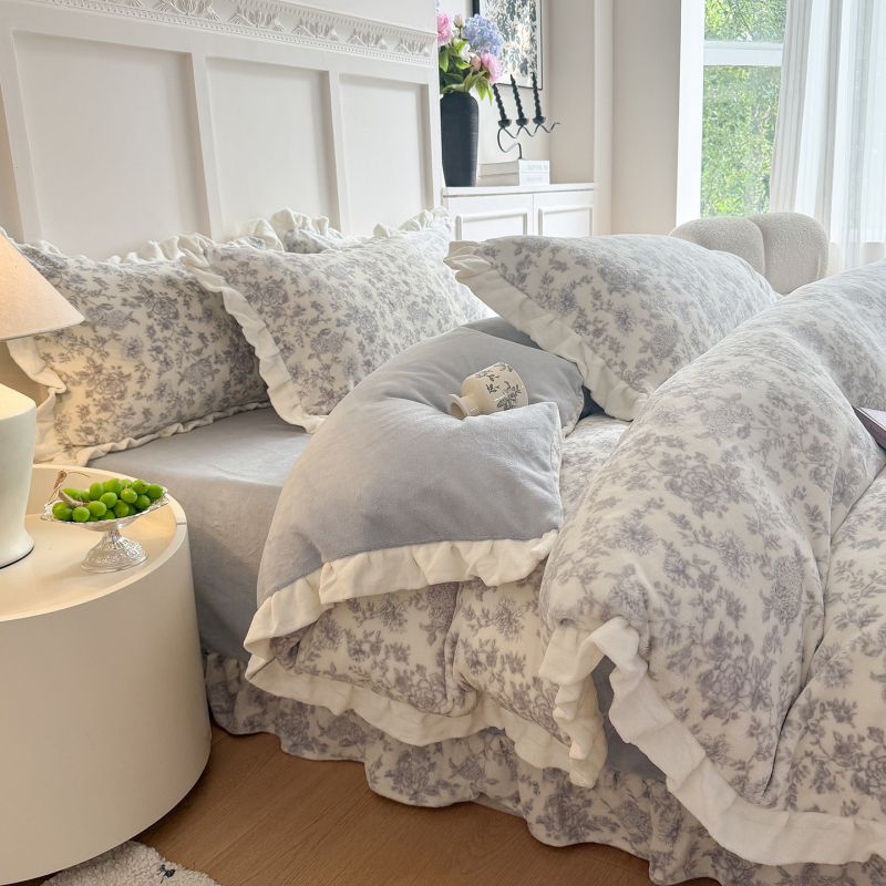 Milk velvet gultas veļas komplekts - Franču princeses stils, četrdaļīgs komplekts, ziedu raksts