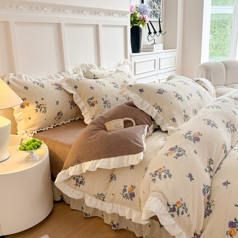 Milk velvet gultas veļas komplekts - Franču princeses stils, četrdaļīgs komplekts, ziedu raksts