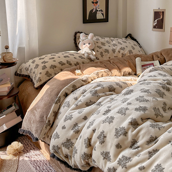 Četrdaļu gultasveļas komplekts no piena samta ar retro ziedu rakstu, 800–1000 g, reaktīvā krāsošana