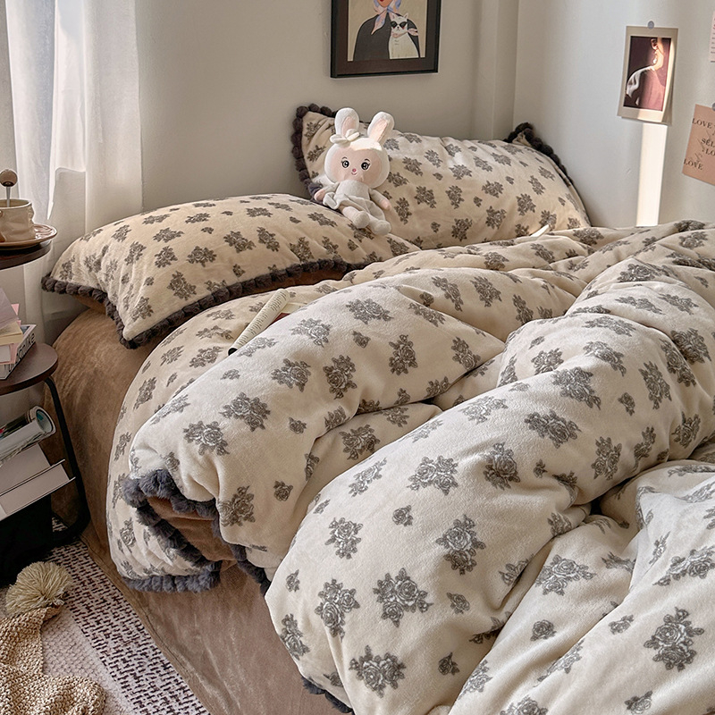 Četrdaļu gultasveļas komplekts no piena samta ar retro ziedu rakstu, 800–1000 g, reaktīvā krāsošana