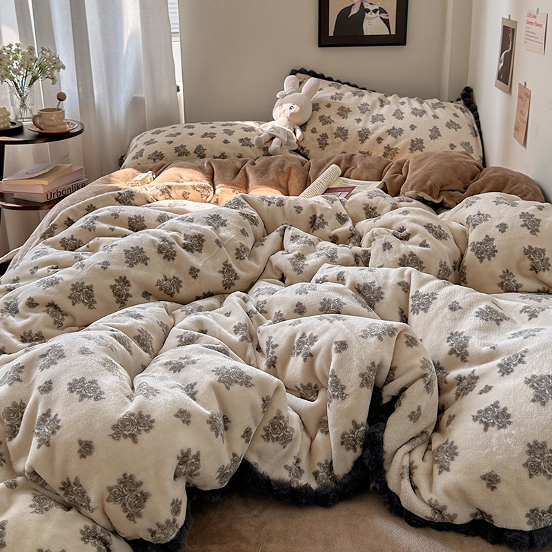 Četrdaļu gultasveļas komplekts no piena samta ar retro ziedu rakstu, 800–1000 g, reaktīvā krāsošana