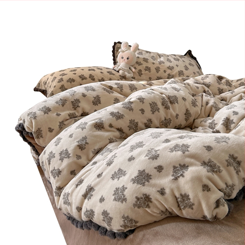 Četrdaļu gultasveļas komplekts no piena samta ar retro ziedu rakstu, 800–1000 g, reaktīvā krāsošana