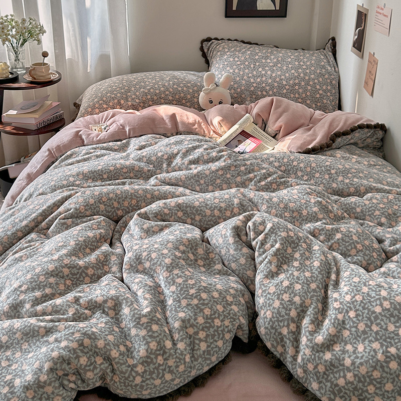 Četrdaļu gultasveļas komplekts no piena samta ar retro ziedu rakstu, 800–1000 g, reaktīvā krāsošana