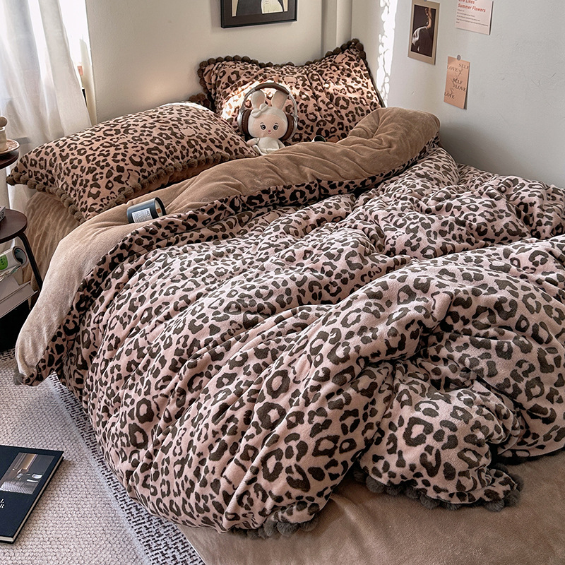 Četrdaļu gultasveļas komplekts no piena samta ar retro ziedu rakstu, 800–1000 g, reaktīvā krāsošana