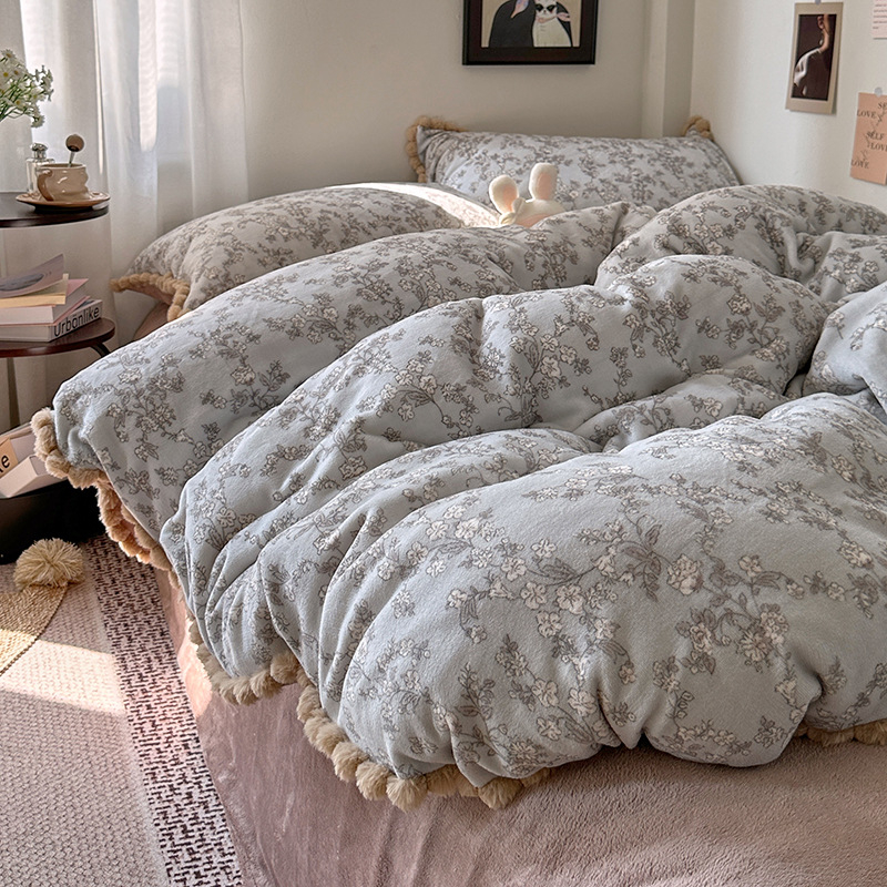 Četrdaļu gultasveļas komplekts no piena samta ar retro ziedu rakstu, 800–1000 g, reaktīvā krāsošana