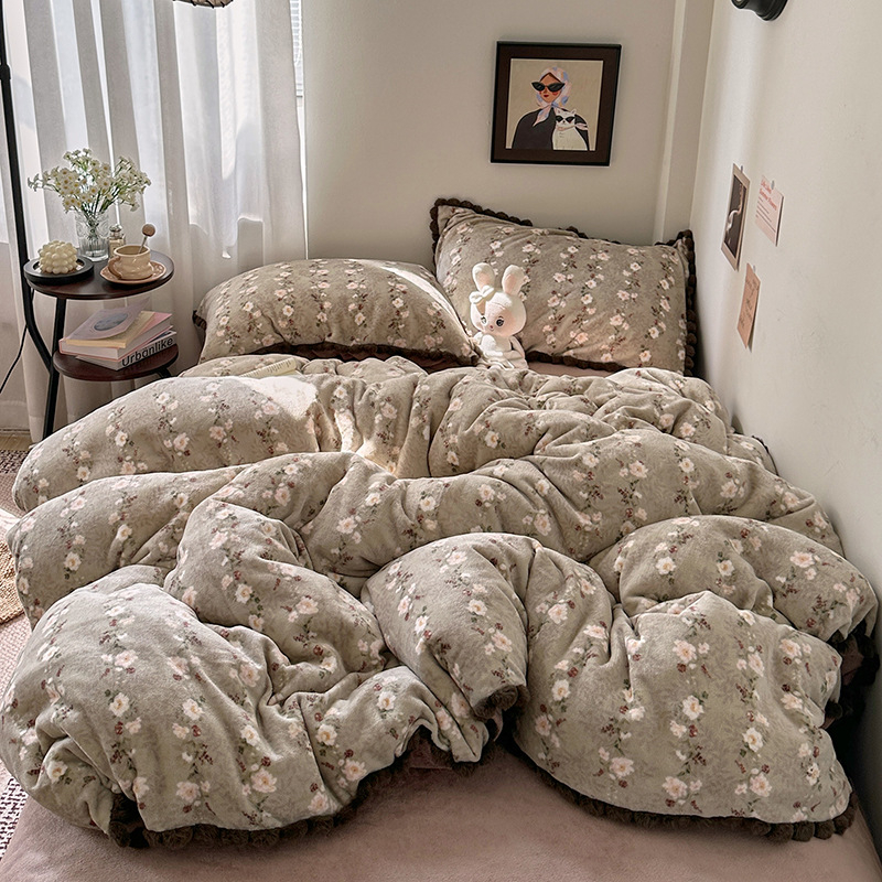 Četrdaļu gultasveļas komplekts no piena samta ar retro ziedu rakstu, 800–1000 g, reaktīvā krāsošana