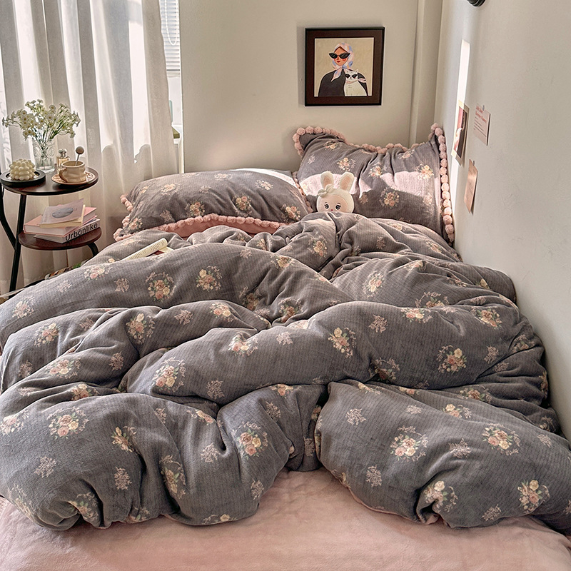 Četrdaļu gultasveļas komplekts no piena samta ar retro ziedu rakstu, 800–1000 g, reaktīvā krāsošana