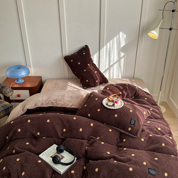 Četru daļu gultas komplekts ar Milk Velvet, abpusējs, svītru raksts, retro stils, svars 2500-3000 g