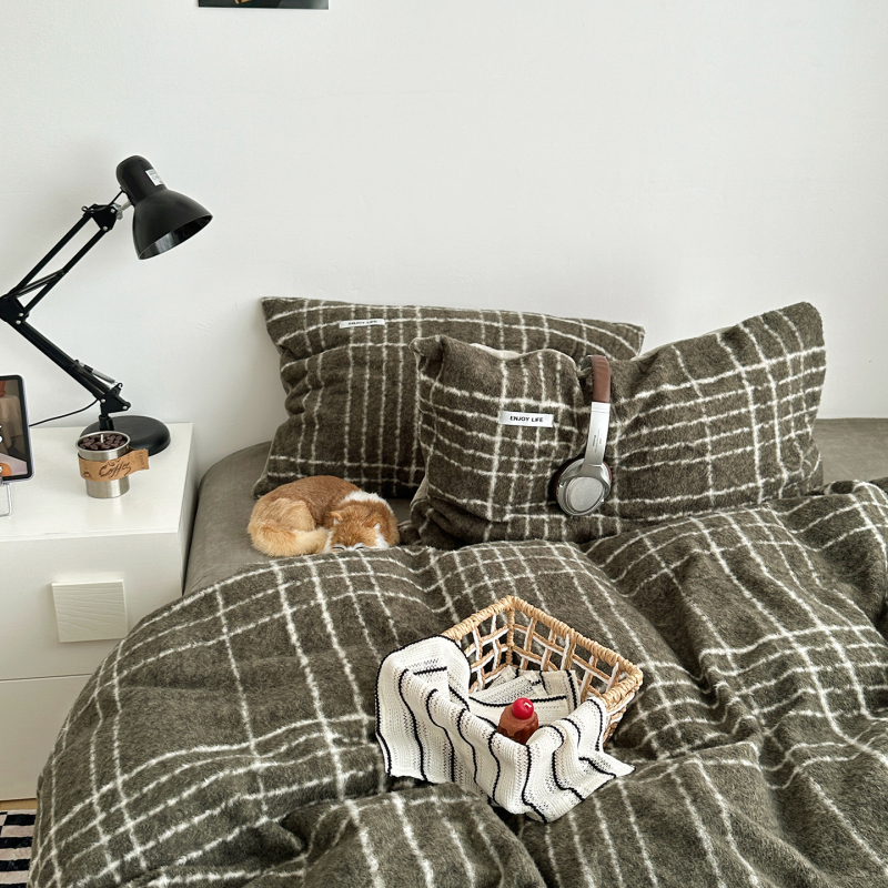 Četru daļu gultas komplekts ar Milk Velvet, abpusējs, svītru raksts, retro stils, svars 2500-3000 g