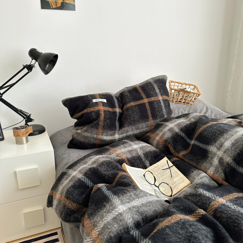 Četru daļu gultas komplekts ar Milk Velvet, abpusējs, svītru raksts, retro stils, svars 2500-3000 g