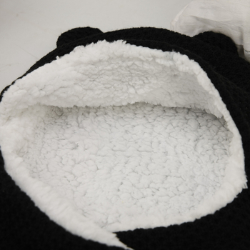 Zīdaiņu guļammaiss ar biezu pūkaino oderi, ārējais materiāls 100% akrils, quilt svars 300 g, dizains pret kāju sitieniem, silts ratiņiem