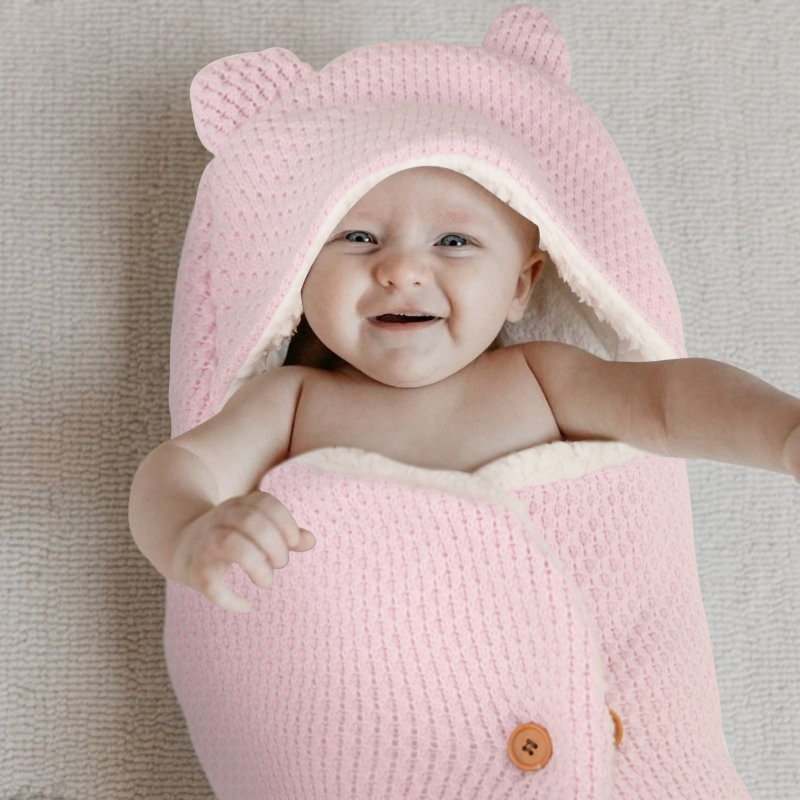 Zīdaiņu guļammaiss ar biezu pūkaino oderi, ārējais materiāls 100% akrils, quilt svars 300 g, dizains pret kāju sitieniem, silts ratiņiem