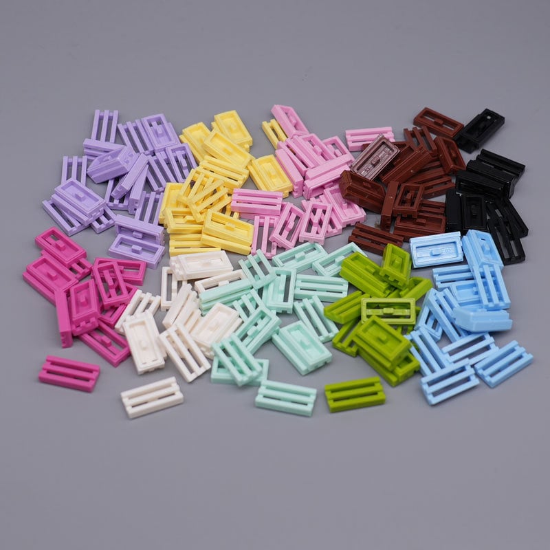 Arfas plāksne ar lodīšu piepildīta ar mazām daļiņām celtniecības blokiem — plastmasa, mazās daļiņas, jauniešiem 15–35 gadi