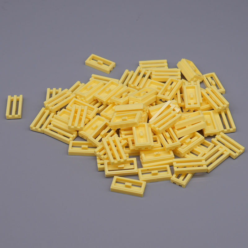 Arfos plokštė su kamuoliukais pilna mažų dalelių konstravimo blokelių — plastikas, mažos dalelės, jaunimui 15–35 m