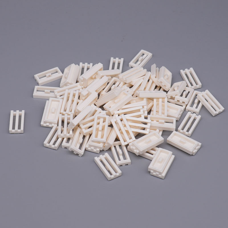 Arfos plokštė su kamuoliukais pilna mažų dalelių konstravimo blokelių — plastikas, mažos dalelės, jaunimui 15–35 m