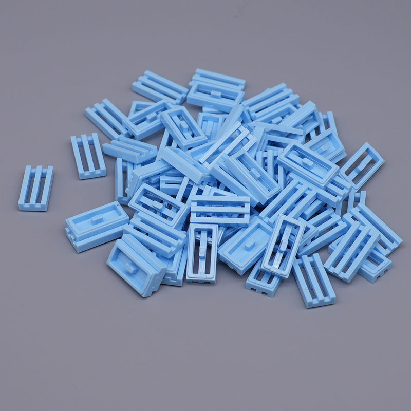 Arfos plokštė su kamuoliukais pilna mažų dalelių konstravimo blokelių — plastikas, mažos dalelės, jaunimui 15–35 m