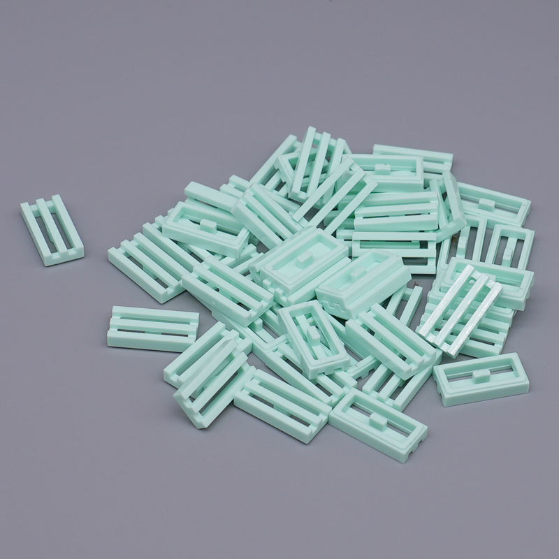 Arfos plokštė su kamuoliukais pilna mažų dalelių konstravimo blokelių — plastikas, mažos dalelės, jaunimui 15–35 m