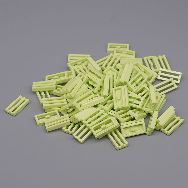 Arfos plokštė su kamuoliukais pilna mažų dalelių konstravimo blokelių — plastikas, mažos dalelės, jaunimui 15–35 m