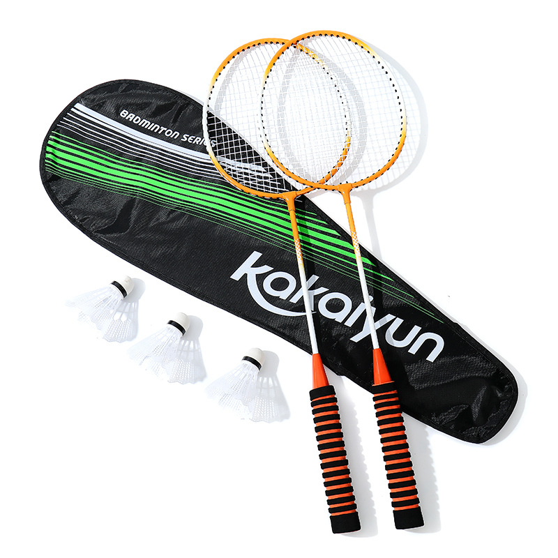 Badmintona rakete - rāmis no dzelzs sakausējuma, neilona stīgas, svars 95–100 g, roktura biezums G1, stieņa cietība ekstra cieta