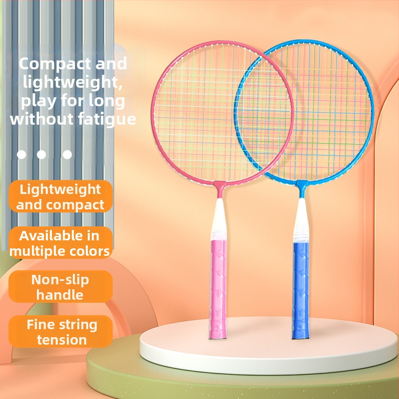 Badmintona rakete - rāmis no dzelzs sakausējuma, neilona stīgas, svars 95–100 g, roktura biezums G1, stieņa cietība ekstra cieta