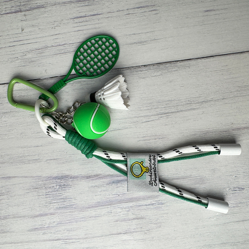 Breloc metalic cu motív rachetă, accesoriu sport pentru geantă, origine Hebei, lansare toamna 2025.