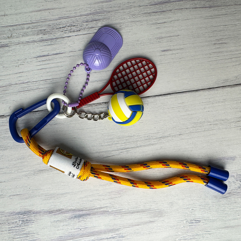 Breloc metalic cu motív rachetă, accesoriu sport pentru geantă, origine Hebei, lansare toamna 2025.