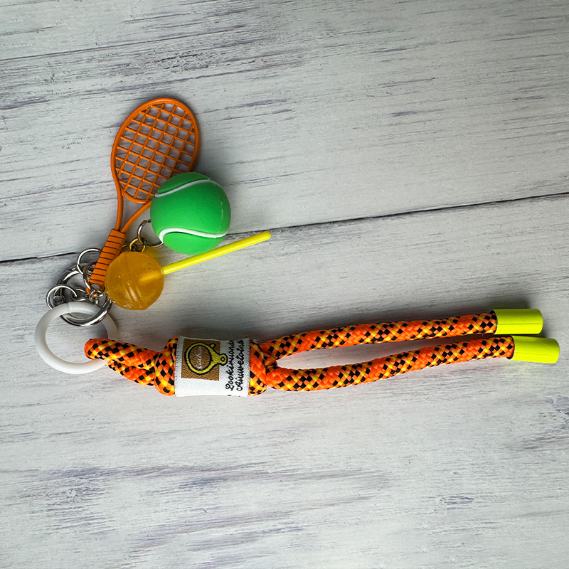 Breloc metalic cu motív rachetă, accesoriu sport pentru geantă, origine Hebei, lansare toamna 2025.