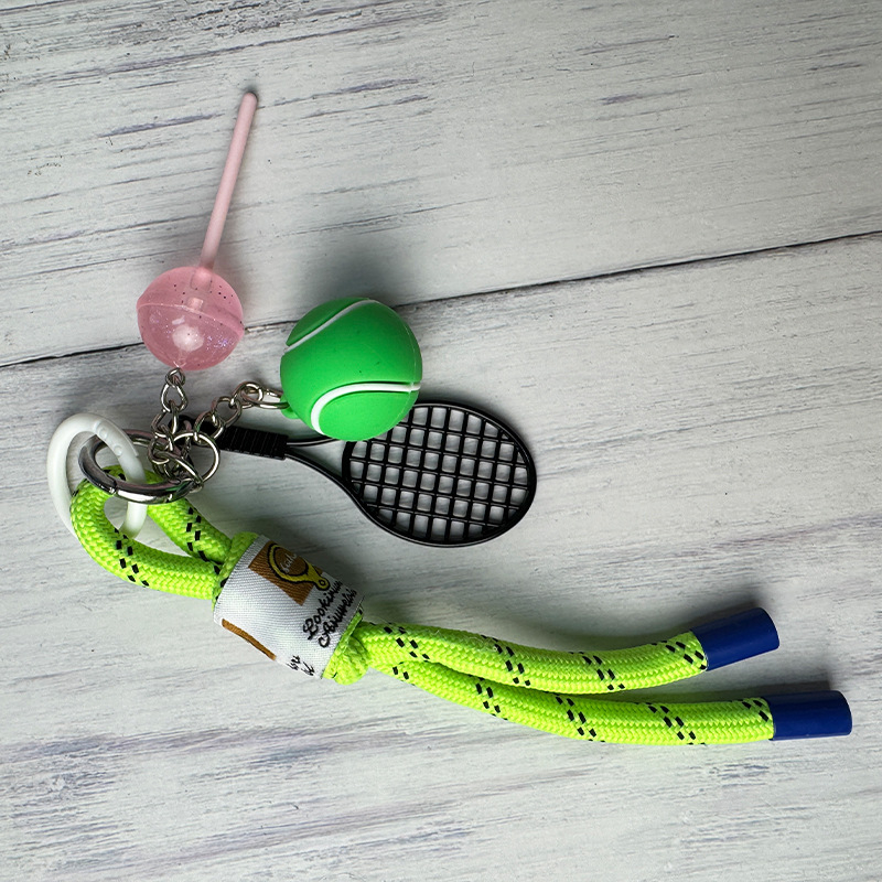 Breloc metalic cu motív rachetă, accesoriu sport pentru geantă, origine Hebei, lansare toamna 2025.
