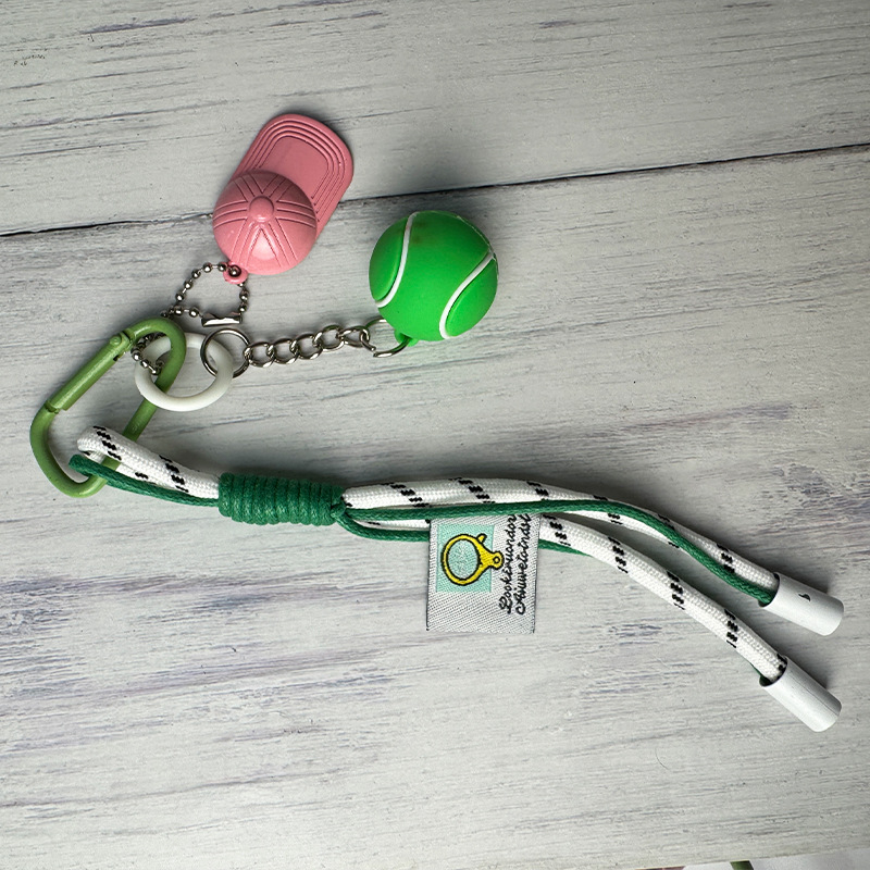 Breloc metalic cu motív rachetă, accesoriu sport pentru geantă, origine Hebei, lansare toamna 2025.