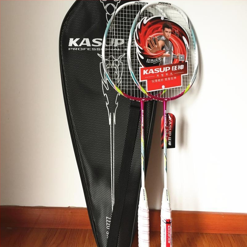 Badmintoni reket - süsinikkiust raam, kaal 95-100 g, ründav tüüp, kerge ja vastupidav, 2-osaline komplekt