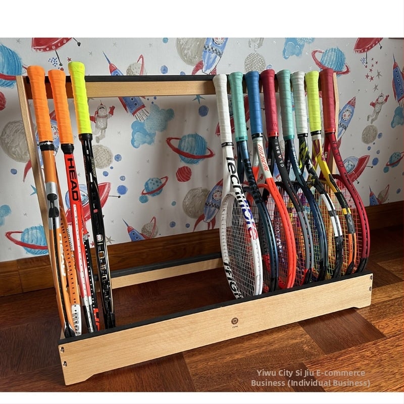 Medinis teniso raketėms saugojimo ir ekspozicijos stendas su mobilia atrama — Prekės kodas F97h867s5mh888