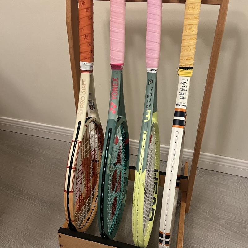 Medinis teniso raketėms saugojimo ir ekspozicijos stendas su mobilia atrama — Prekės kodas F97h867s5mh888