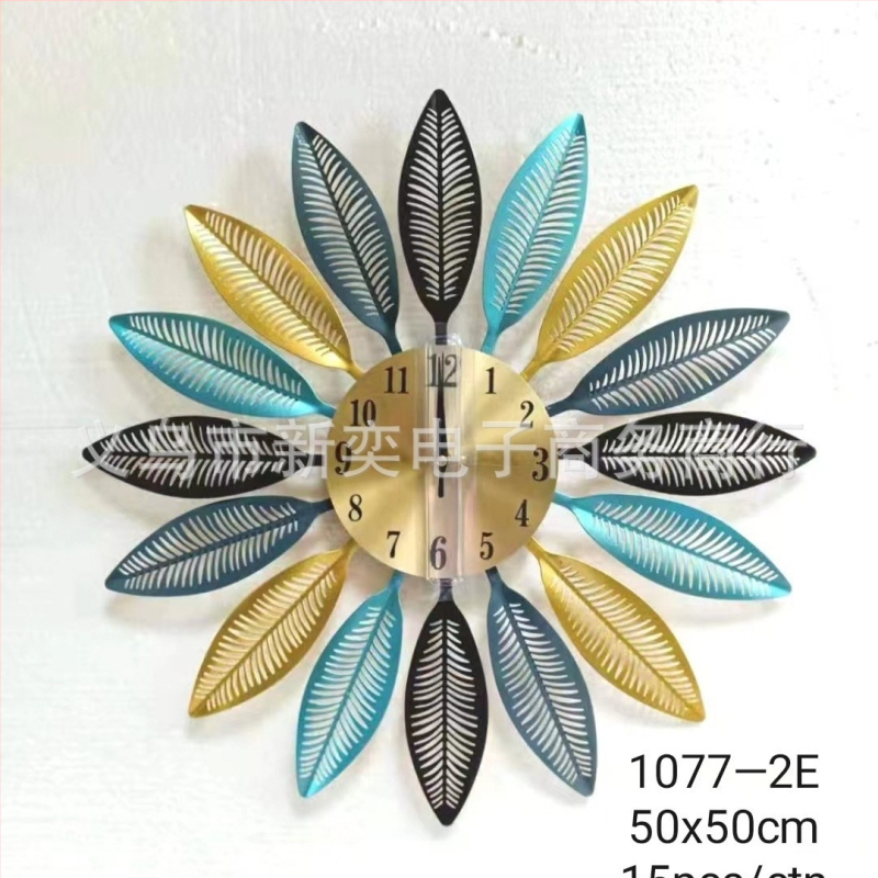 Fali óra fémből, kör alakú, elemmel működő, sweep seconds mozgás, analóg kijelző számokkal