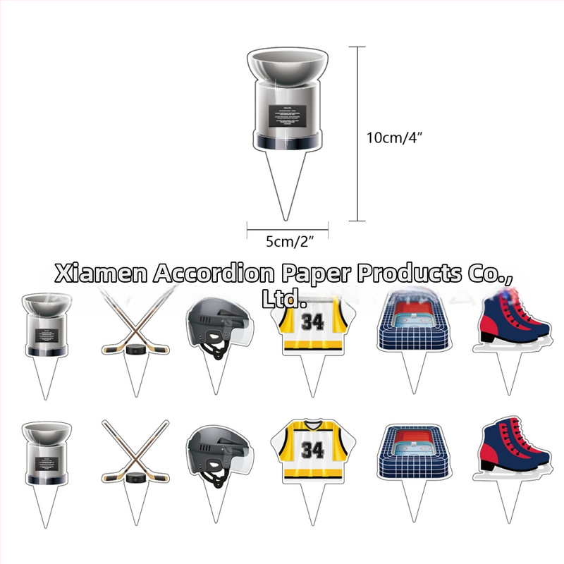 Hokejo tematikos vaikų gimtadienio rinkinio dekoracijos — torto toppers su hokejo motyvu, vėliavėlės, balionai, durų ženklai ir pakabintos kortelės; geometrinis dizainas, modernus ir minimalistinis; medžiaga: dengtas popierius.
