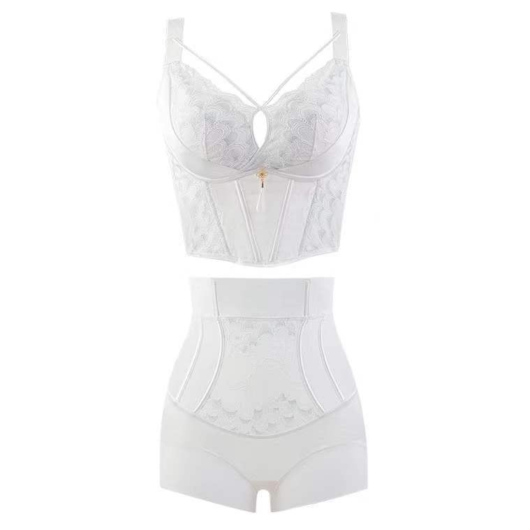 Mežģīņu regulējams krūšturis ar pilnām kupām, noņemamām siksnām, neilona kausi, viskozes vooder, galvenais audums poliester 50–70%.