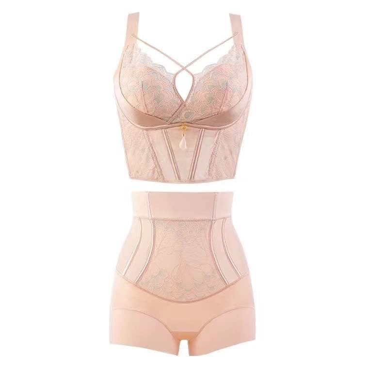 Mežģīņu regulējams krūšturis ar pilnām kupām, noņemamām siksnām, neilona kausi, viskozes vooder, galvenais audums poliester 50–70%.