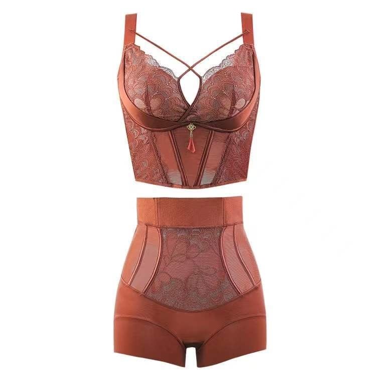 Mežģīņu regulējams krūšturis ar pilnām kupām, noņemamām siksnām, neilona kausi, viskozes vooder, galvenais audums poliester 50–70%.