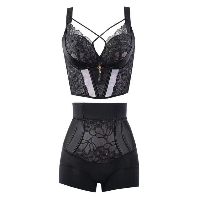 Mežģīņu regulējams krūšturis ar pilnām kupām, noņemamām siksnām, neilona kausi, viskozes vooder, galvenais audums poliester 50–70%.