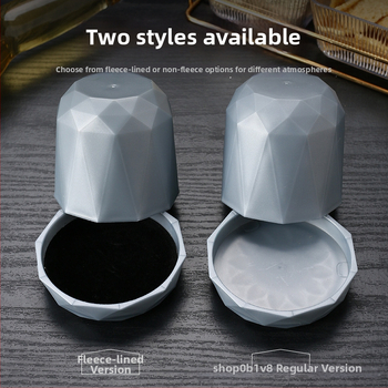 Täringukuppide komplekt alusega, kõrge kvaliteediga helisummutiga, plastikust konstruktsioon, 100 tk pakendis, kohandamise võimalus, sobib šahile ja kaardimängudele