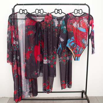 Sieviešu trīsdaļīgs peldkostīms ar drukas motīvu un konservatīvu stilu; poliestera audums; oderējums poliesters ar 18% spandeksu; bez stieples; piemērots peldēšanai