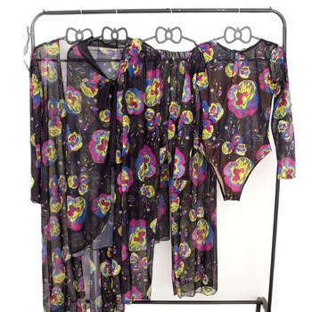 Sieviešu trīsdaļīgs peldkostīms ar drukas motīvu un konservatīvu stilu; poliestera audums; oderējums poliesters ar 18% spandeksu; bez stieples; piemērots peldēšanai