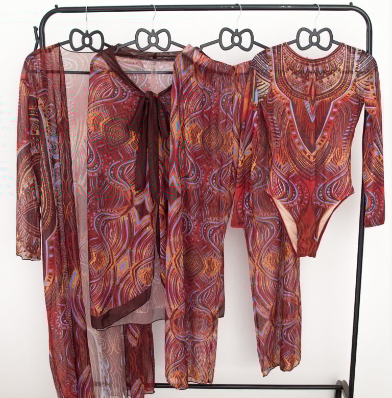 Sieviešu trīsdaļīgs peldkostīms ar drukas motīvu un konservatīvu stilu; poliestera audums; oderējums poliesters ar 18% spandeksu; bez stieples; piemērots peldēšanai