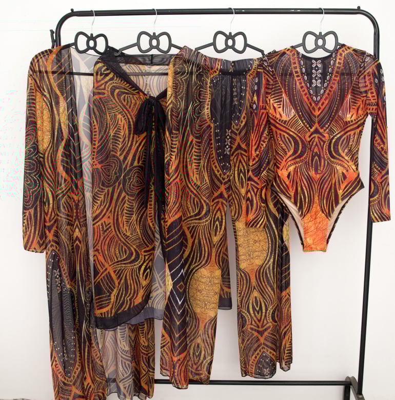 Sieviešu trīsdaļīgs peldkostīms ar drukas motīvu un konservatīvu stilu; poliestera audums; oderējums poliesters ar 18% spandeksu; bez stieples; piemērots peldēšanai